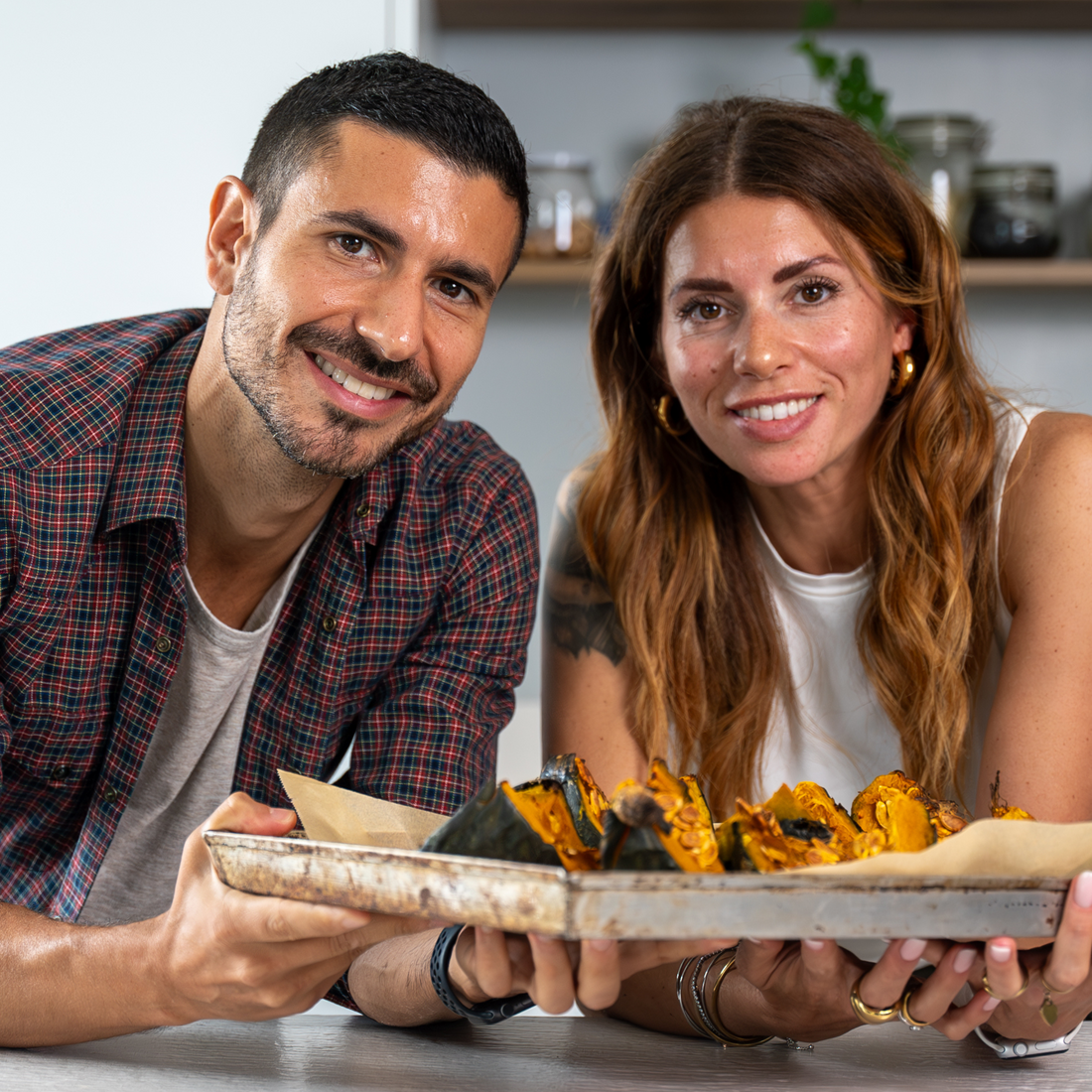 In cucina con una teglia di verdure al forno