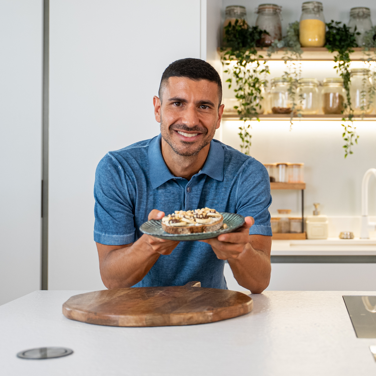 Davide di Cotto al Dente in cucina con un piatto appena preparato